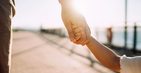 Byli na obozie. Mężczyzna podał im słodycze z lekiem uspokajającym
