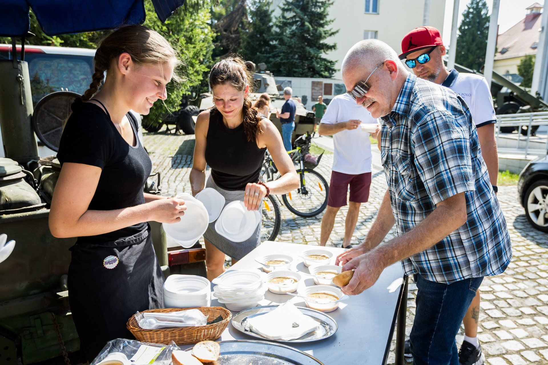 Dzień otwarty w Muzeum Wojsk Lądowych w Bydgoszczy. 15 sierpnia zwiedzających nie brakowało. Tego dnia można było bezpłatnie obejrzeć wystawę stałą &#34;Od Cedyni do Karbali&#34;, a także wejść do czołgu T-72.