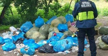 Wyrzucili stertę śmieci w stolicy. W workach były dokumenty