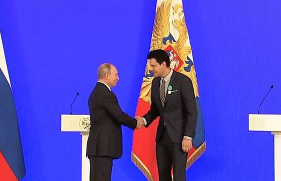 Znany aktor wyrzucony z serialu "Biały Lotos" za "wsparcie Rosji i ludobójstwa"