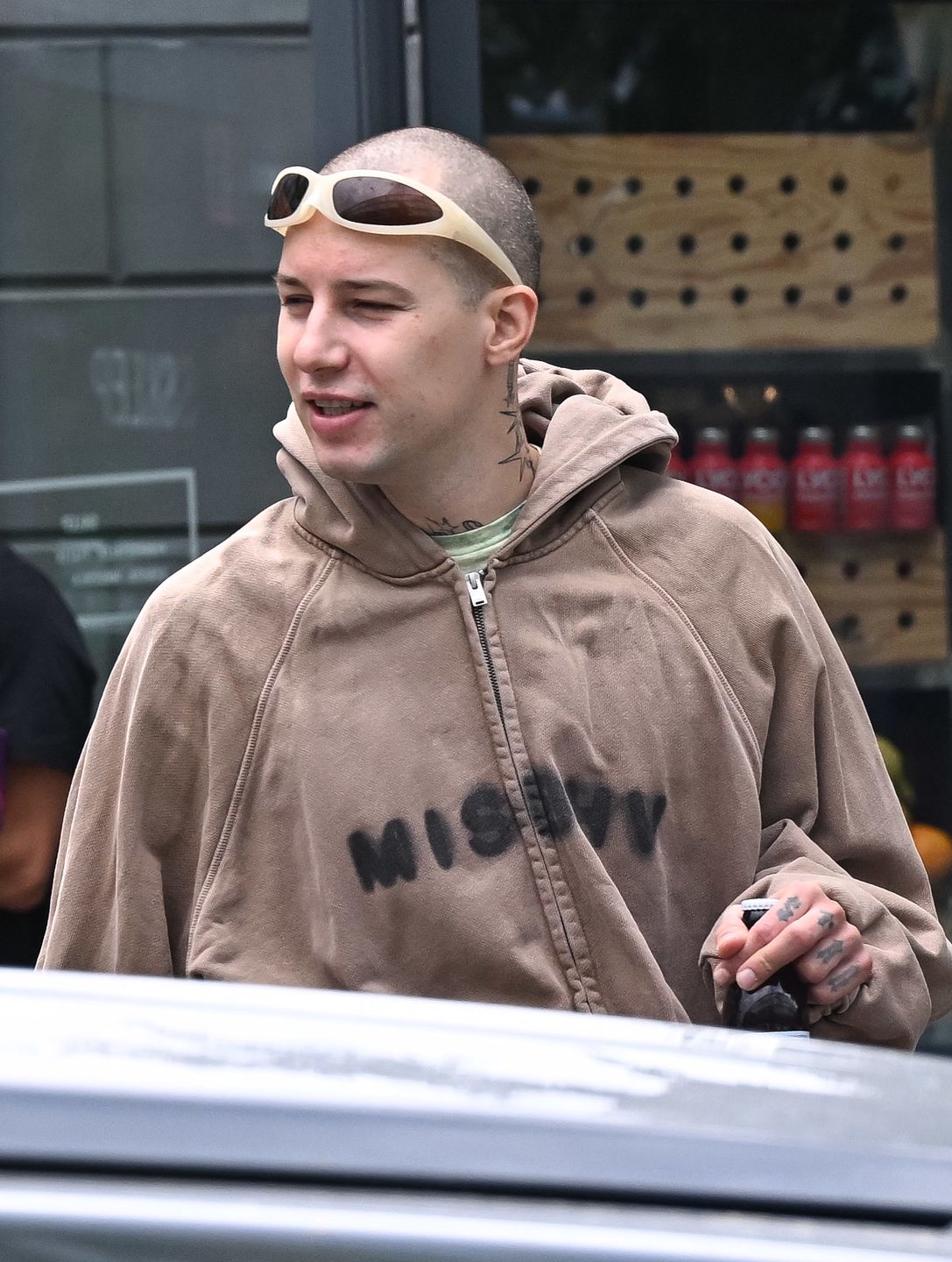 Żabson z nietęgą miną stołuje się w warszawskiej knajpie