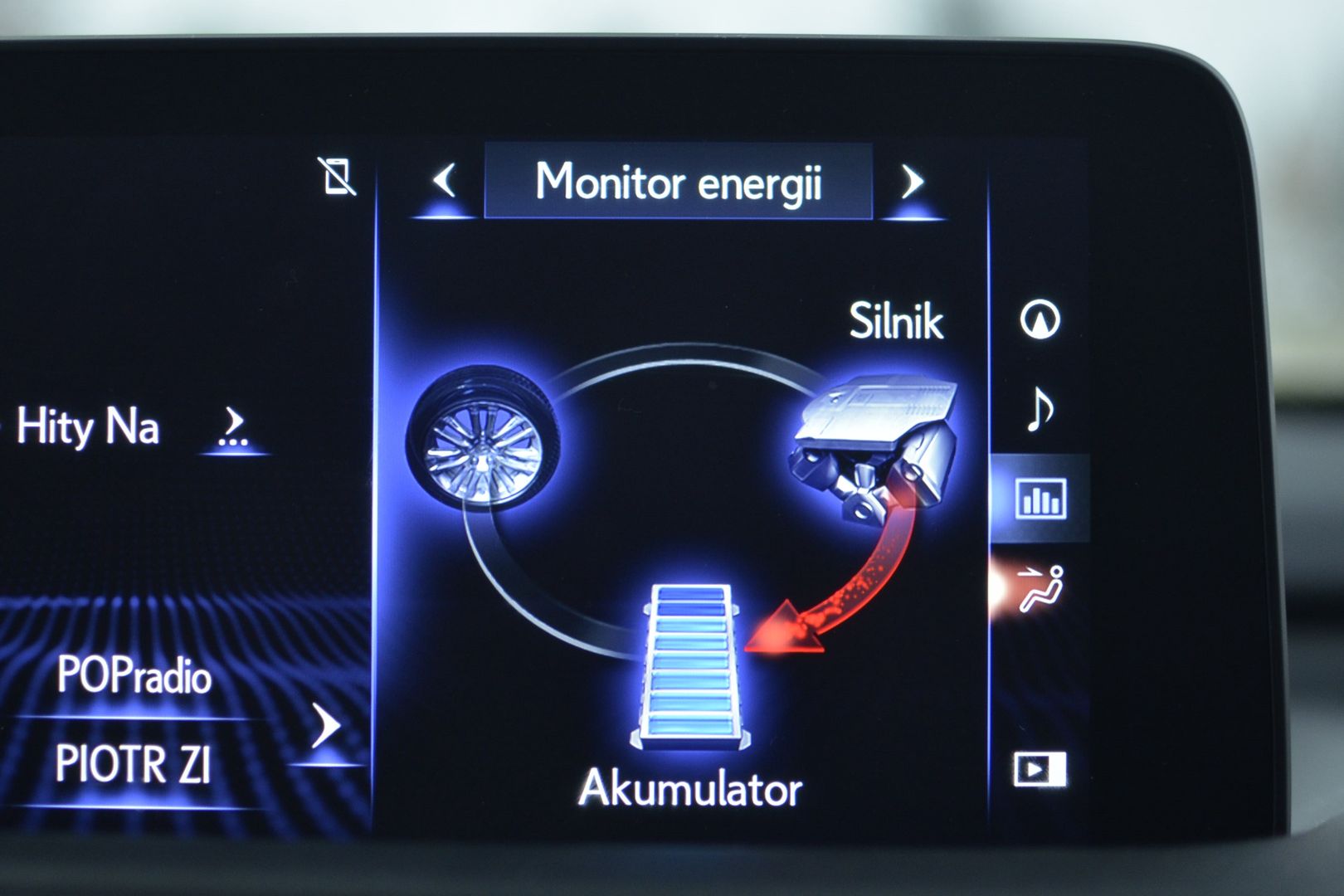 Kiedy auto stoi, sporadycznie włącza się silnik spalinowy, by doładować akumulator trakcyjny