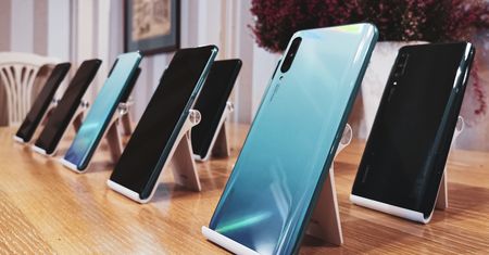 Huawei P Smart Pro alias Huawei Y9s - średnia półka z czytnikiem linii papilarnych z boku i ekranem bez wcięcia