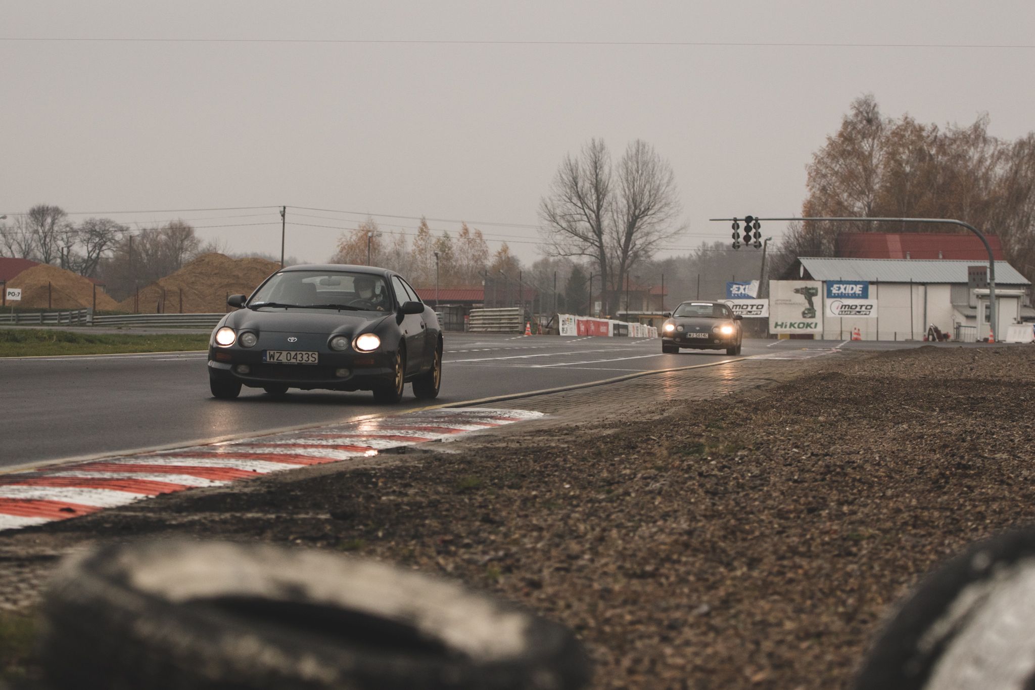 Samochód na track day nie musi być wyrafinowany technicznie, drogi czy nowoczesny. Wystarczy, by był sprawny, najlepiej sportowy.