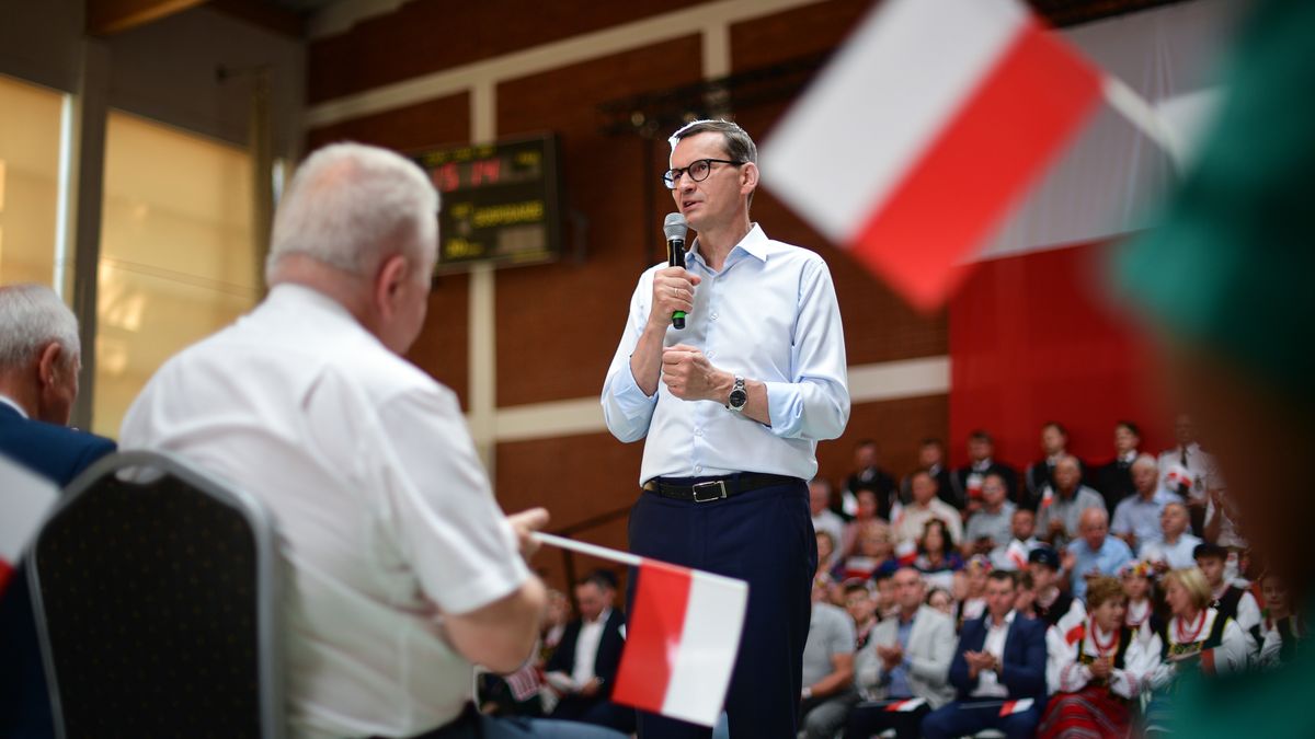 Łochów, 11.06.2023. Premier Mateusz Morawiecki (P) podczas spotkania z mieszkańcami miasta w hali sportowej w Łochowie (pow. węgrowski), 11 bm. Wydarzenie było częścią akcji #TrasaDotrzymanegoSłowa. (amb) PAP/Przemysław Piątkowski