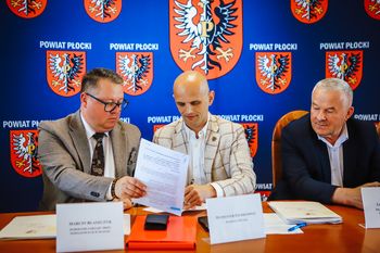 Ponad 11 mln zł na drogi w powiecie płockim. Podpisano umowy z wykonawcami