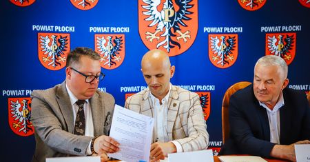 Ponad 11 mln zł na drogi w powiecie płockim. Podpisano umowy z wykonawcami