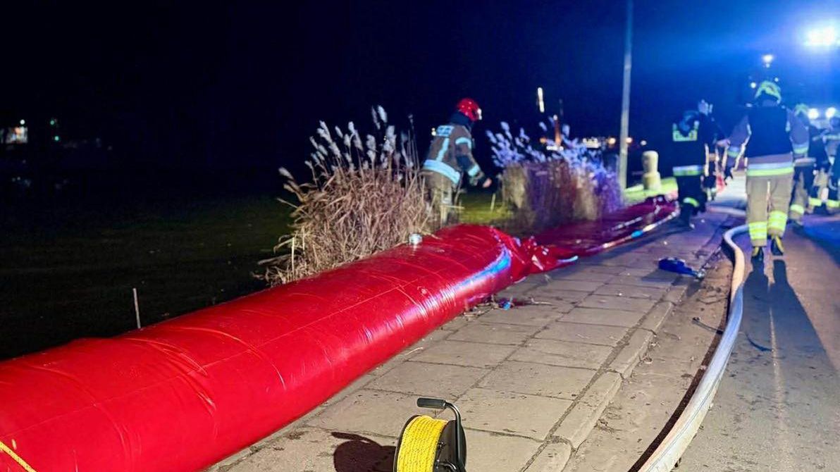 Służby rozkładające rękawy przeciwpowodziowe