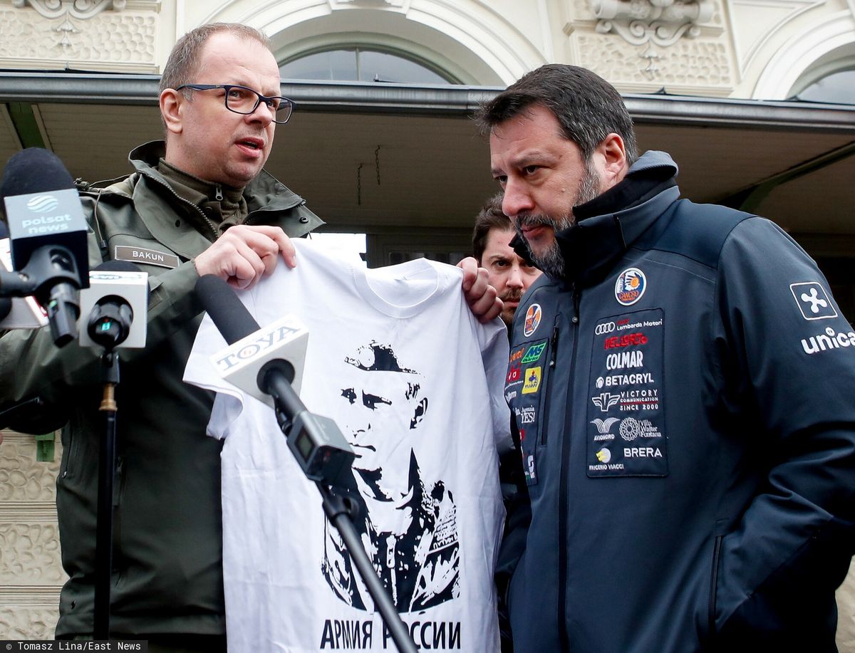 Prezydent Przemyśla Wojciech Bakun wręczył Matteo Salviniemu koszulkę z Putinem