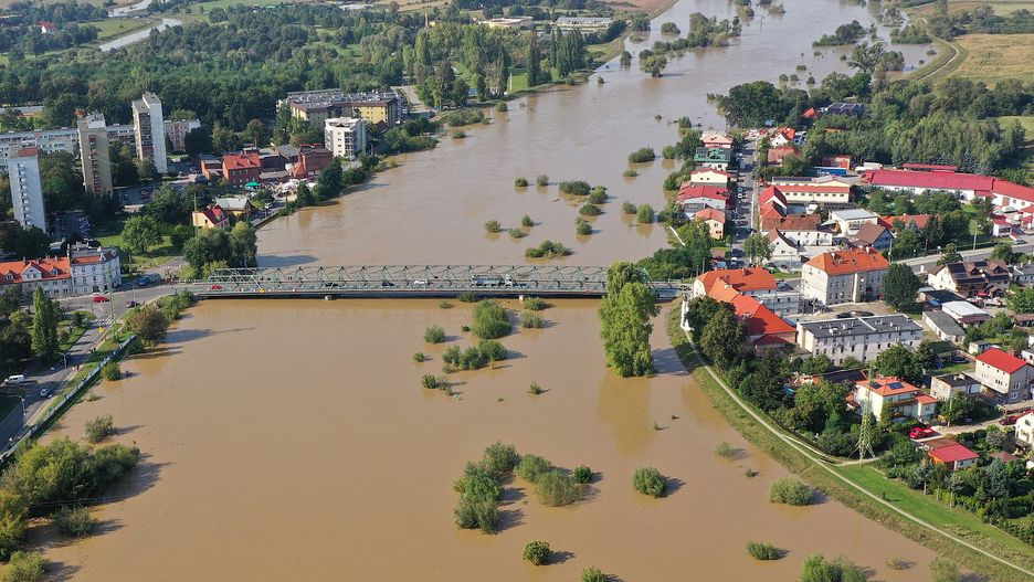 Oława, 17.09.2024. Wysoki poziom wody w Odrze w Oławie, 17 bm. Kulminacja fali powodziowej na Odrze dotrze na ten teren pod koniec tygodnia. (ad) PAP/Maciej Kulczyński
