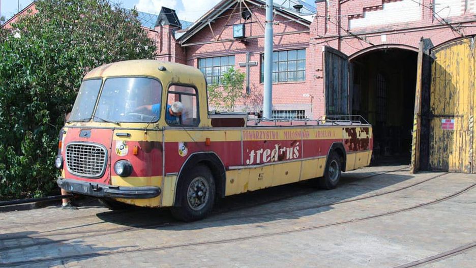 Wrocław. Drugi etap remontu Fredrusia. Słynny autobus zyska drugie życie