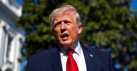 Trump usuwa grafikę. Wyglądał na niej niczym Jezus