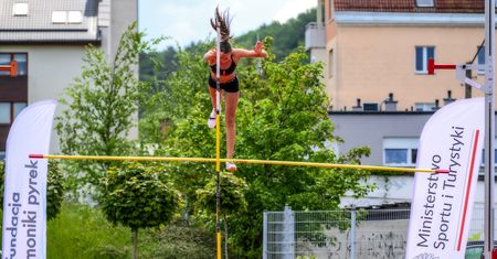 Tyczkarki i tyczkarze znów rywalizowali na zawodach u Moniki Pyrek. "Jestem z nich bardzo dumna"