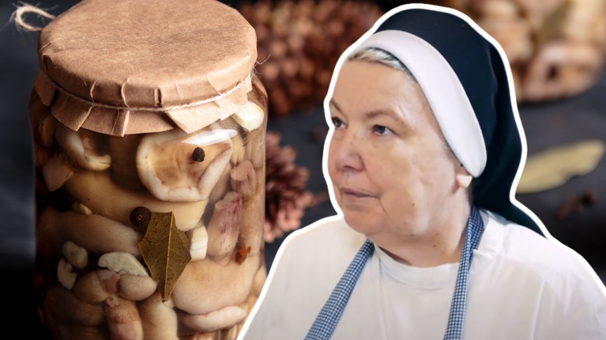 Siostra Anastazja wrzuca do zalewy aromatyczny składnik