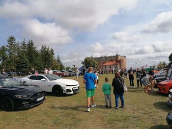 Amerykańskie auta na ulicach Golubia-Dobrzynia. Zlot fanów motoryzacji i militariów coraz bliżej