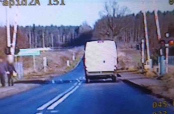 Bolesławiec: Wjechał busem na przejazd kolejowy mając czerwone światło