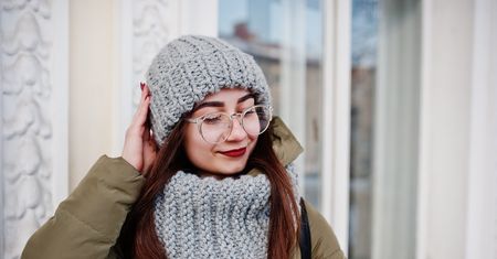 Nie nosisz, bo źle wyglądasz? Wypróbuj patent z TikToka, a zmienisz zdanie