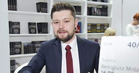 Książka Adolfa Hitlera na liście bestsellerów. Na pierwszym miejscu Remigiusz Mróz