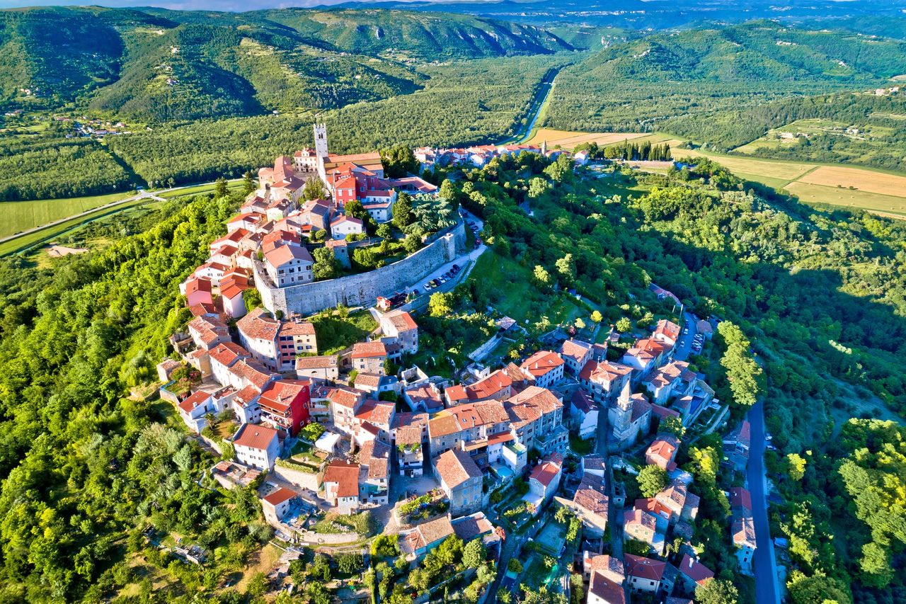 Malowniczo położone miasteczko Motovun na Istrii