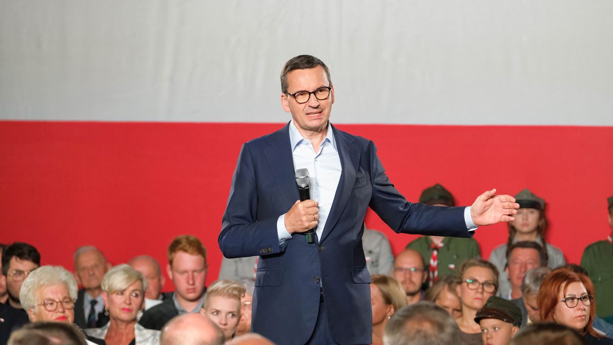 Brańsk (woj. podlaskie), 05.09.2022. Premier Mateusz Morawiecki na spotkaniu z sympatykmi w miejscowości Brańsk, 5 bm. Premier Morawiecki odwiedził województwo mazowieckie, lubelskie i podlaskie w ramach akcji "#BEZPIECZNAPOLSKABEZPIECZNIPOLACY". (aldg) PAP/Mateusz Marek(aldg) PAP/Mateusz Marek
