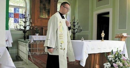 Skandal w Łosicach. Policja aresztowała młodego księdza