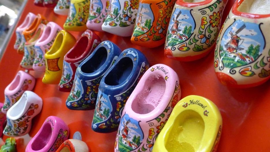 Żółte, białe, czerwone, w paski czy kwiatki – były krzykiem mody w latach 90. Teraz ten trend wraca i na ulicach całego świata pojawiają się te toporne buty