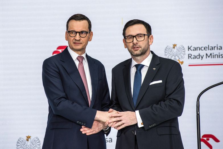 WARSAW, POLAND - 2023/04/17: Prime Minister Mateusz Morawiecki (L) and Daniel Obajtek (R), the President and CEO of the Polish Oil Company ORLEN shake hands at the press conference in Warsaw. Daniel Obajtek, the President and CEO of the Polish Oil Company ORLEN, announced the details of the planned investments in Small Modular Reactors (SMR) for Poland. For this purpose, the company Orlen Synthos Green Energy (OSGE) was established, supported by the Polish billionaire - Michal Solowow. OSGE will buy reactors from US-based GE Hitachi. (Photo by Attila Husejnow/SOPA Images/LightRocket via Getty Images)