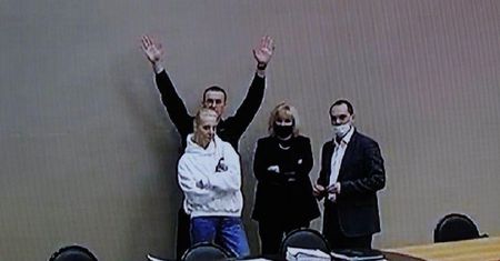 Ruszył proces Nawalnego. Zdjęcie obiegło sieć. "Symboliczne"