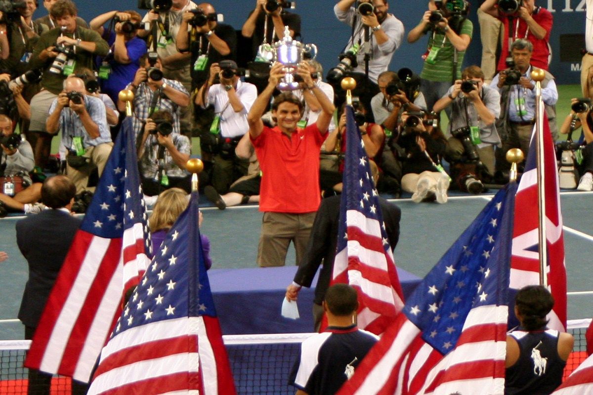 Nieznane zdjęcie Rogera Federera w sieci. Tuż za nim Pamela Anderson