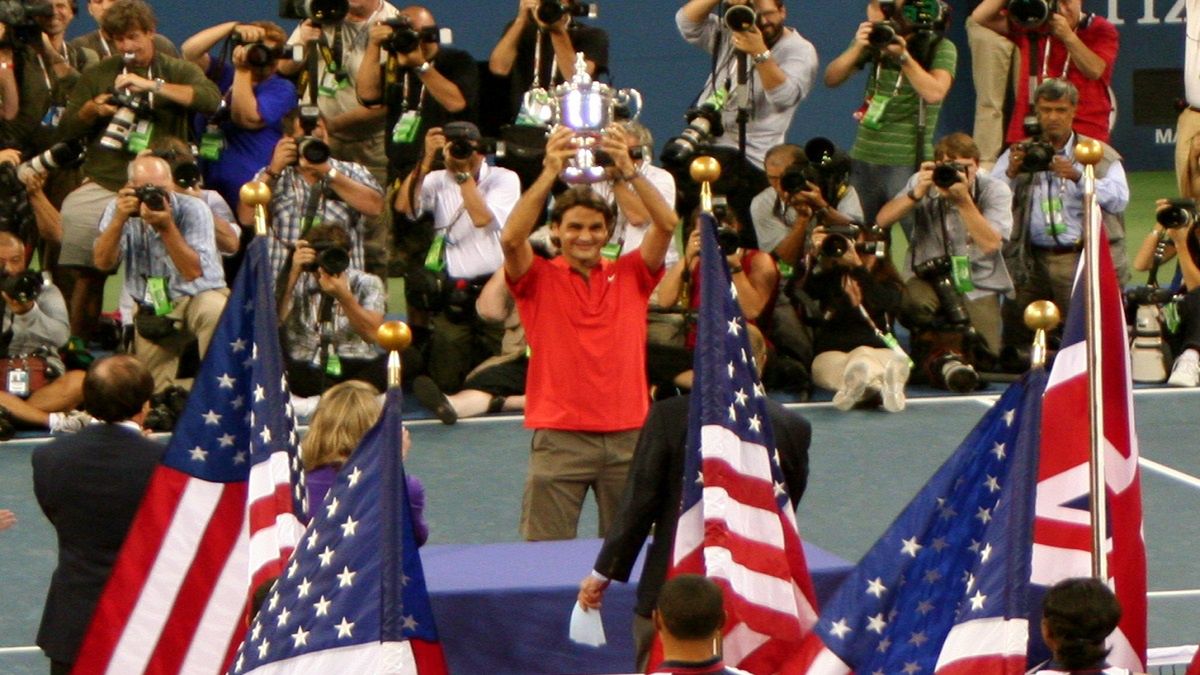 Roger Federer z pucharem za wygranie US Open