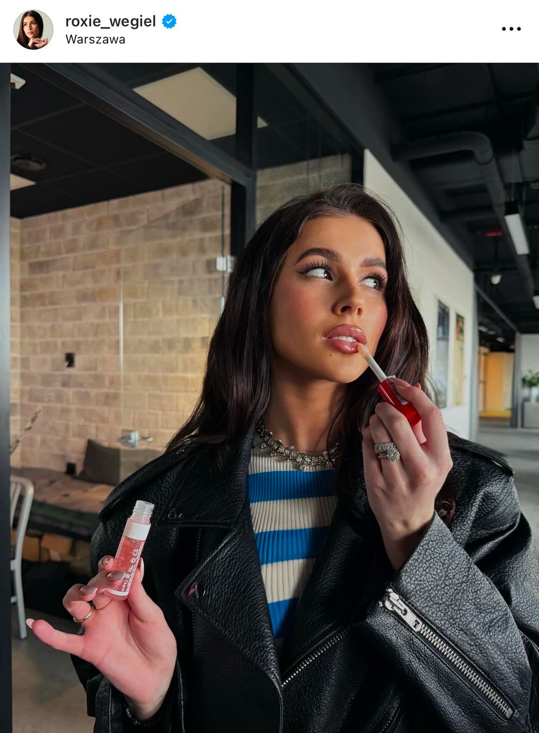 Roksana Węgiel pozuje na parkingu