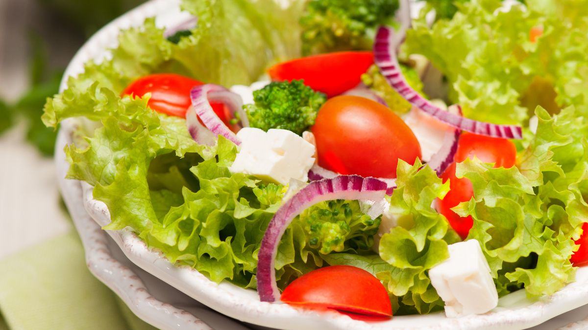 Sałatka na kolację? Okazuje się, że to nie zawsze dobry pomysł. 