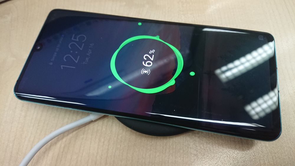 Huawei pracuje nad najmocniejszą ładowarką bezprzewodową. Już wkrótce premiera 1