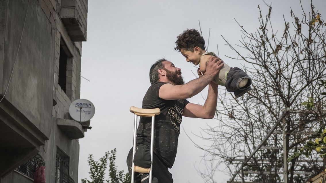 Ojciec trzymający syna na rękach. Oszałamiające zdjęcie zdobyło prestiżową nagrodę 1