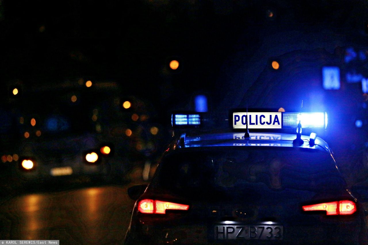 Łomża: krok od tragedii. Policjanci wynieśli seniorkę na rękach