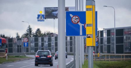 Nowy fotoradar straszy kierowców wyjeżdżających z Lublina. Na wielu z nich pada blady strach, gdy zauważają go w ostatniej chwili
