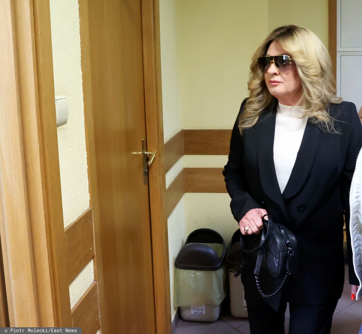 Beata Kozidrak przed salą sądową