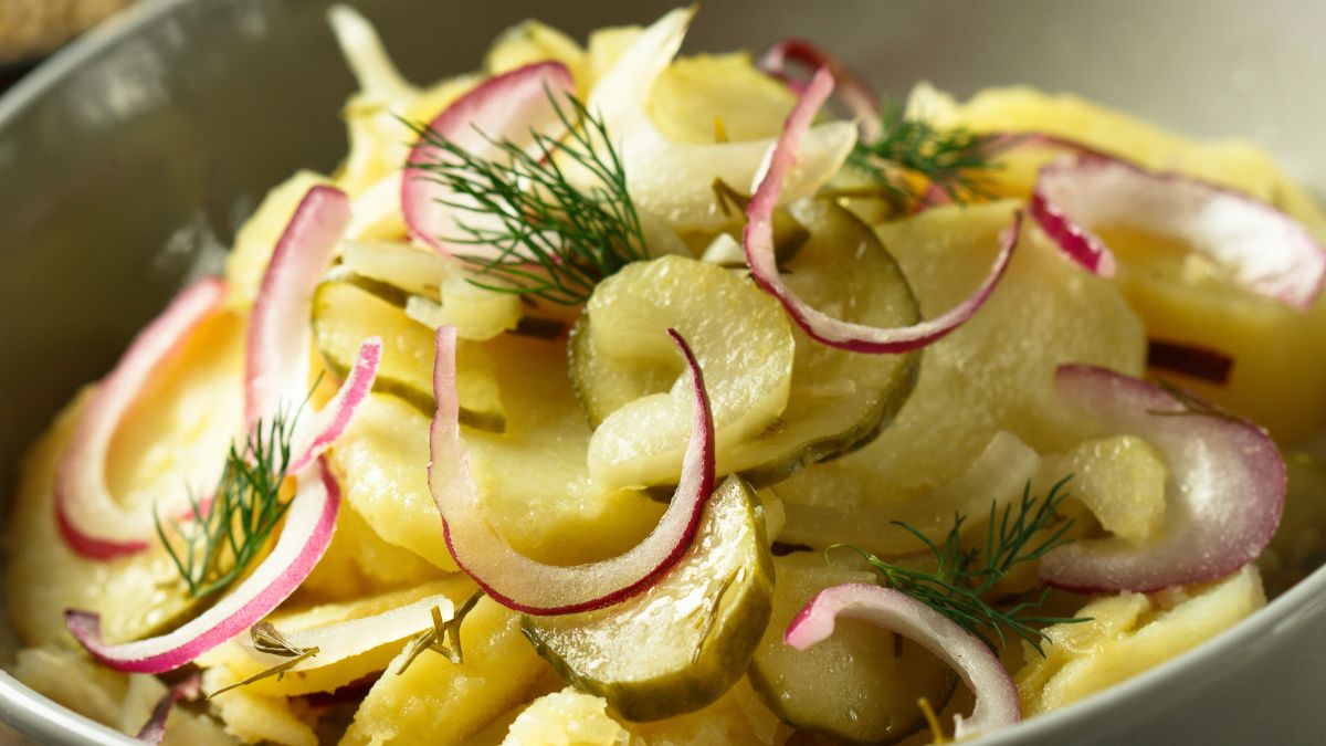 Surówka z kiszonych ogórków