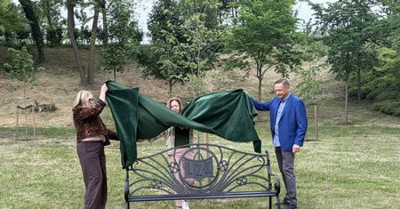 Skwer LZK otwarty w Parku na Słodowie. Jest też pamiątkowa ławeczka
