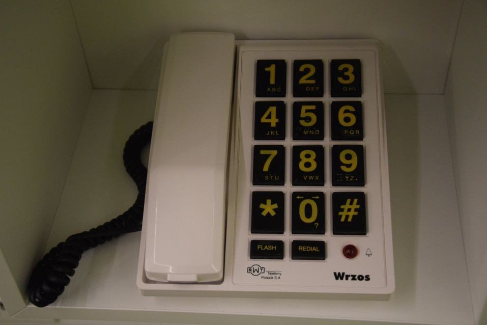 Telefon &#34;Wrzos&#34;, to model produkowany z myślą o osobach niedowidzących z dużymi cyframi i napisami na klawiszach w alfabecie Braillea.