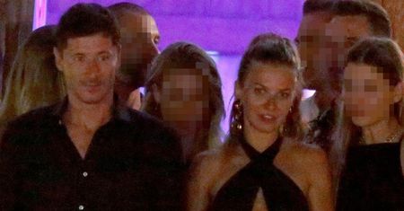 Anna i Robert Lewandowscy imprezują w nocnym klubie na Ibizie w towarzystwie trenera FC Barcelony (ZDJĘCIA)