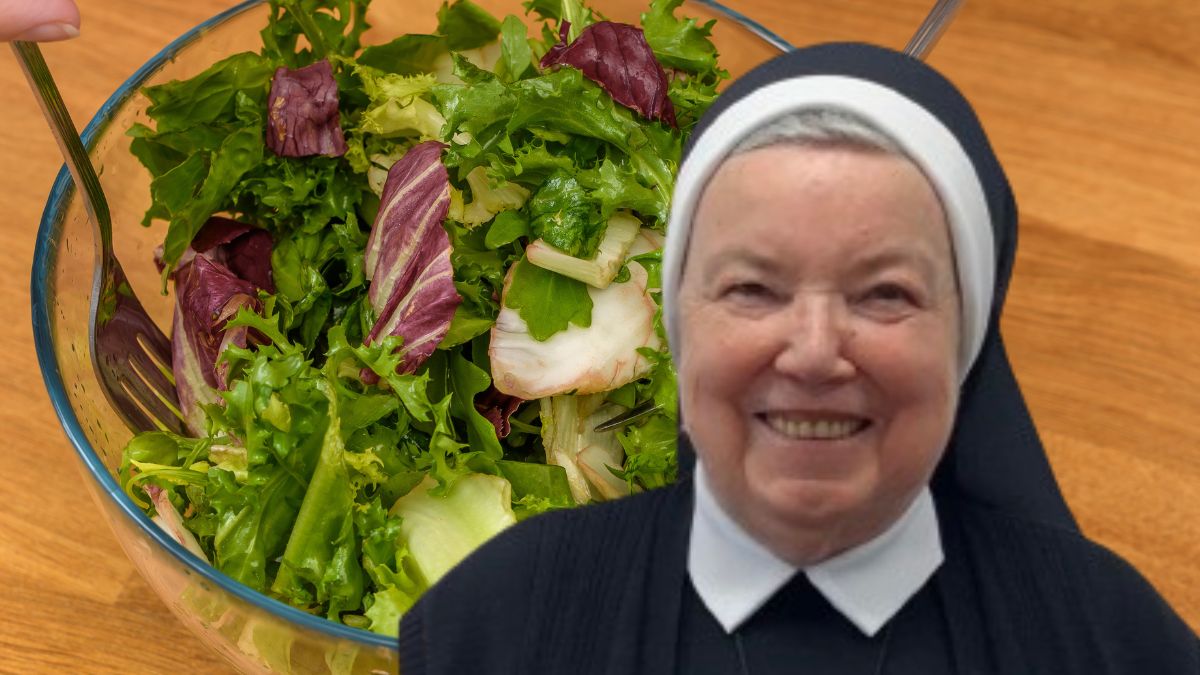 Siostra Anastazja robi obłędną surówkę z sałaty lodowej. Wszystko przez jeden dodatek