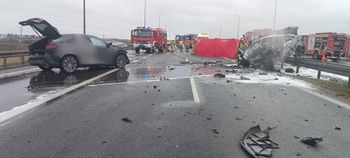 Jechał pod prąd, zginął w płonącym aucie. Apel policji