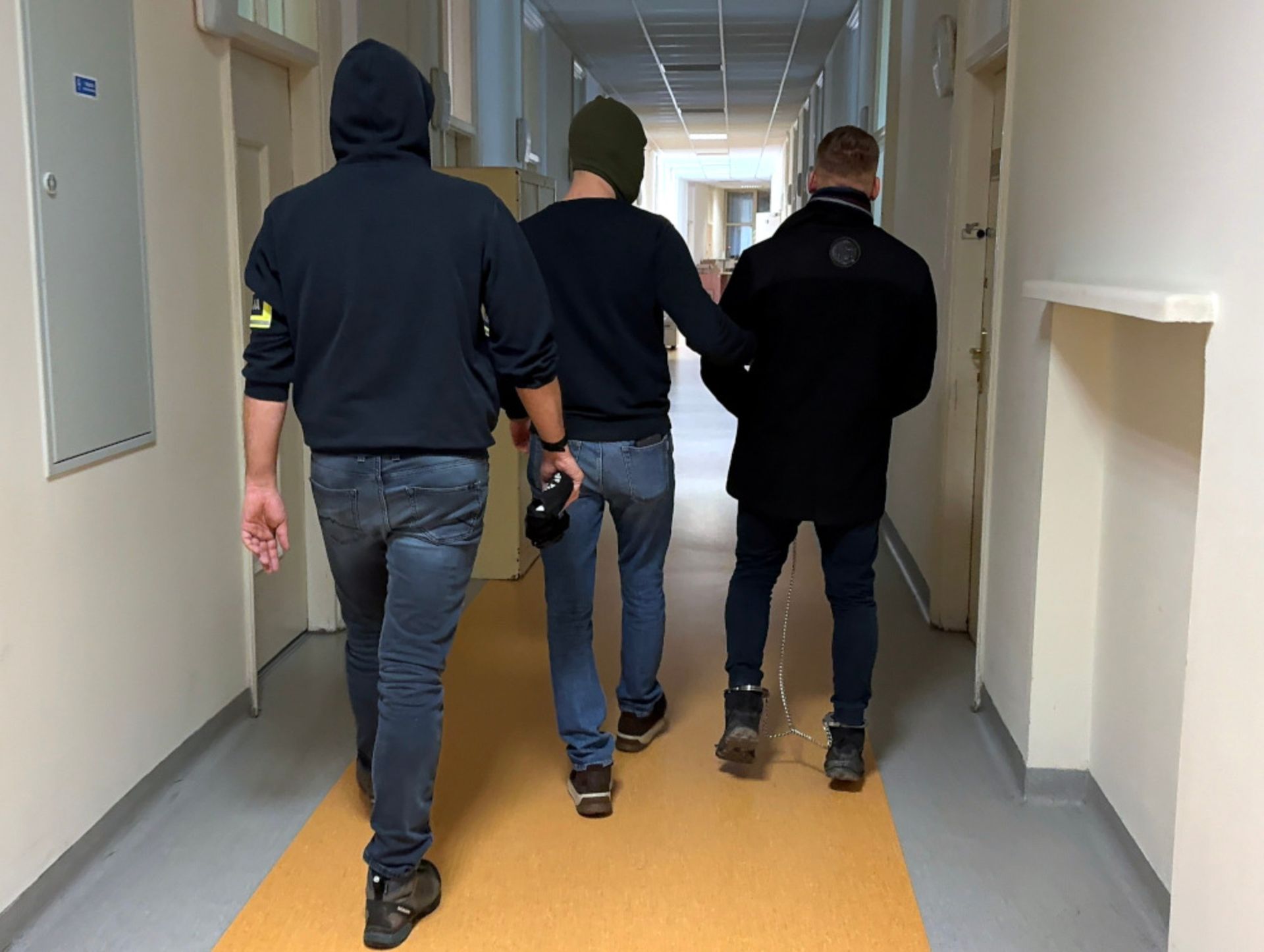 wiadomości,aktualności,WP Wiadomości Zaparkował tuż obok radiowozu. Miał bagażnik pełen narkotyków