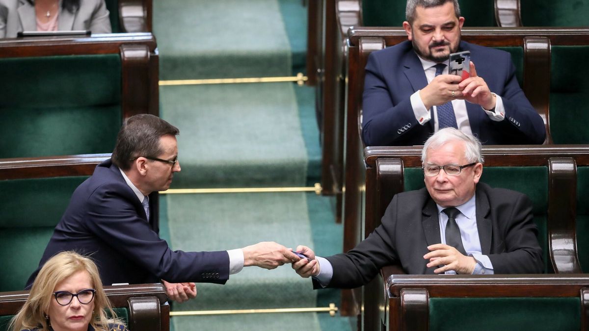 Kontrowersyjna ustawa PiS dot. szczepień dzieli nie tylko partię, ale również pracodawców.