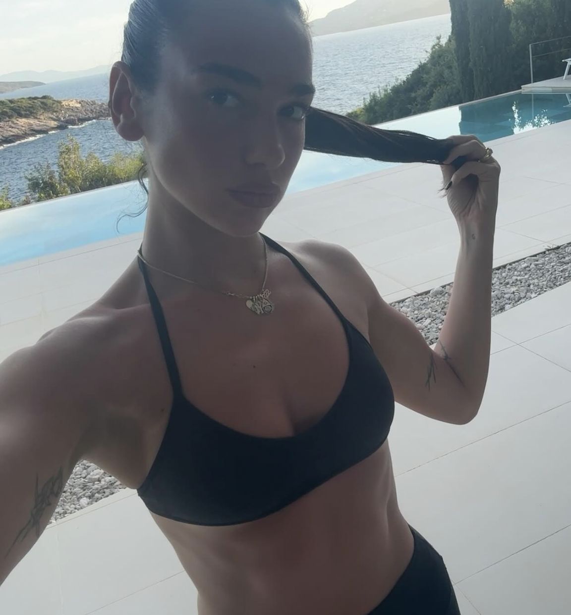 Dua Lipa może pochwalić się idealną figurą