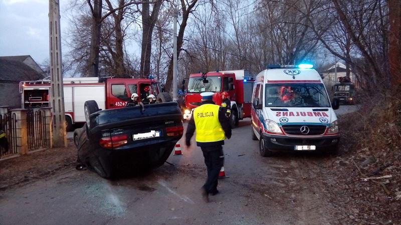 Dachowanie samochodu osobowego w gminie Bodzechów