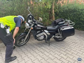 Motocyklista wpadł podczas kontroli w Oleśnicy. Tablice należały do innego pojazdu