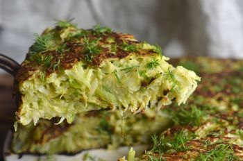 Siekam, zalewam i zapiekam. To danie z młodej kapusty bije na głowę bigos i surówki