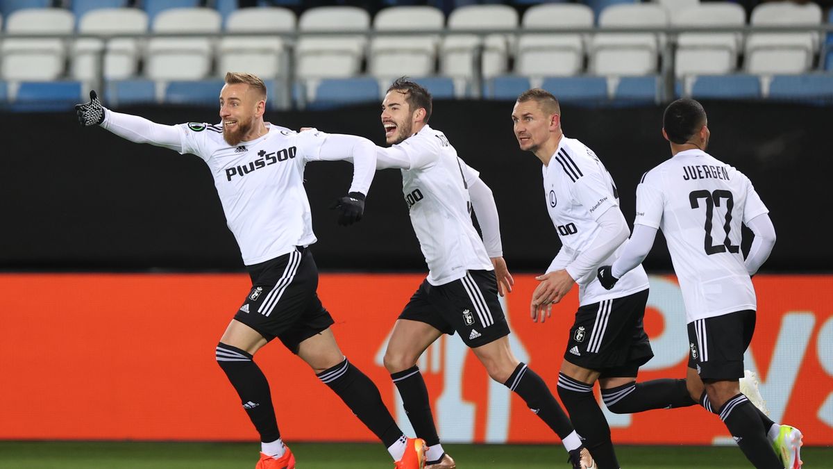 Molde, Dania, 15.02.2024. Piłkarze Legii Warszawa (od lewej): Rafał Augustyniak, Yuri Ribeiro, Artur Jędrzejczyk i Juergen Elitim, cieszą się z gola podczas pierwszego meczu play off o awans do 1/8 finału Ligi Konferencji z Molde FK, 15 bm. (gj) PAP/Leszek Szymański